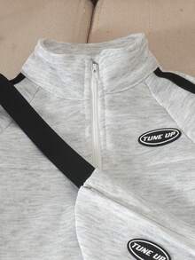 Set 3pcs Baju Sweatshirt Kasual Sporty untuk Bayi Laki-laki, Model Setengah Resleting, Kerah Tegak, Celana Jogging dengan Garis Samping Warna Kontras, dan Tas Selempang Kecil yang Serasi untuk Musim Semi dan Gugur. - Light Grey - View 4