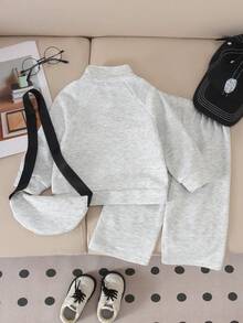 Set 3pcs Baju Sweatshirt Kasual Sporty untuk Bayi Laki-laki, Model Setengah Resleting, Kerah Tegak, Celana Jogging dengan Garis Samping Warna Kontras, dan Tas Selempang Kecil yang Serasi untuk Musim Semi dan Gugur. - Light Grey - View 3