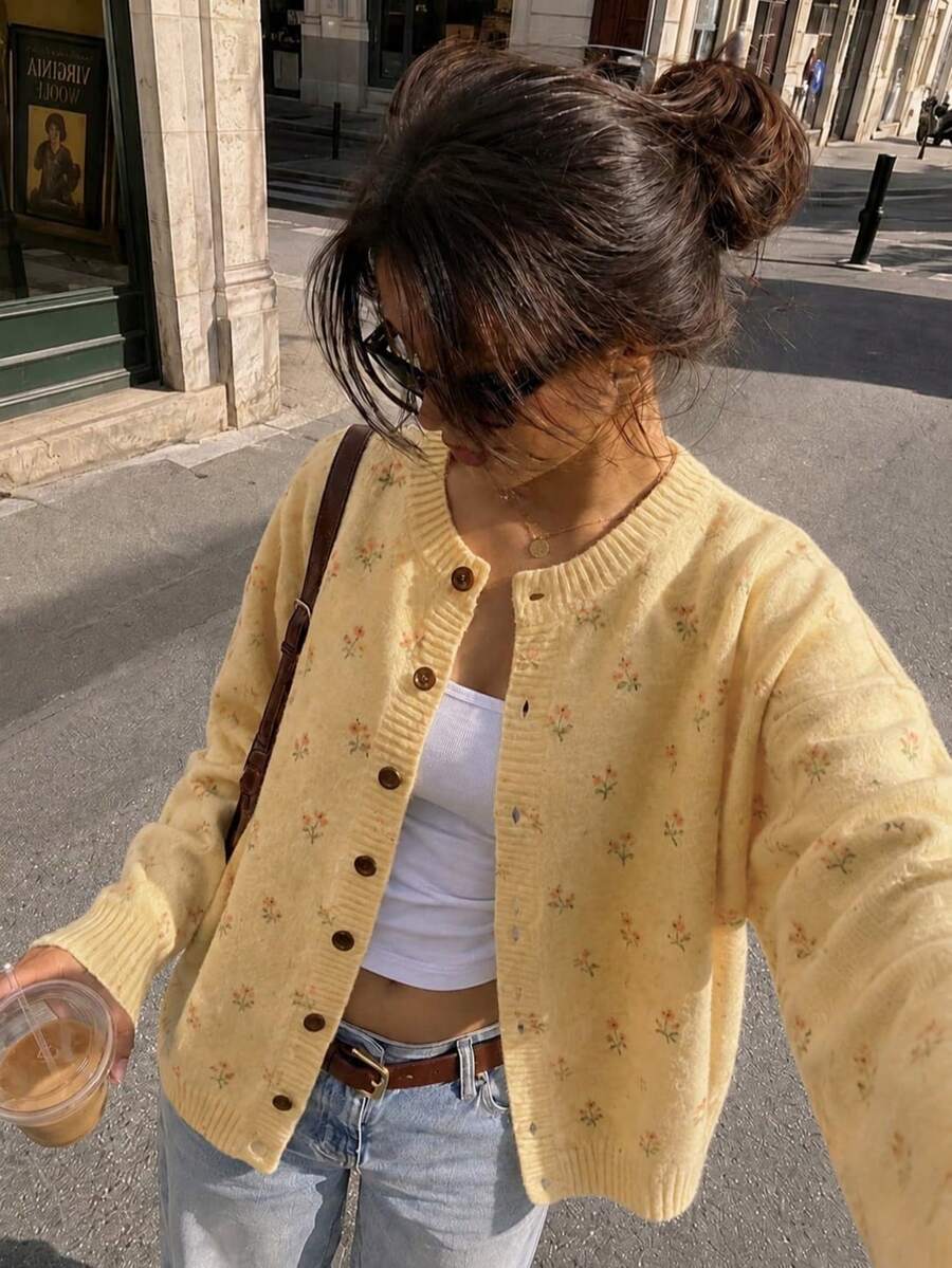女款秋冬奶油黃花卉針織開襟衫,可愛迷你花朵前扣長袖疊穿毛衣,度假穿搭秋季款 - 乳黃色 - 查看 1