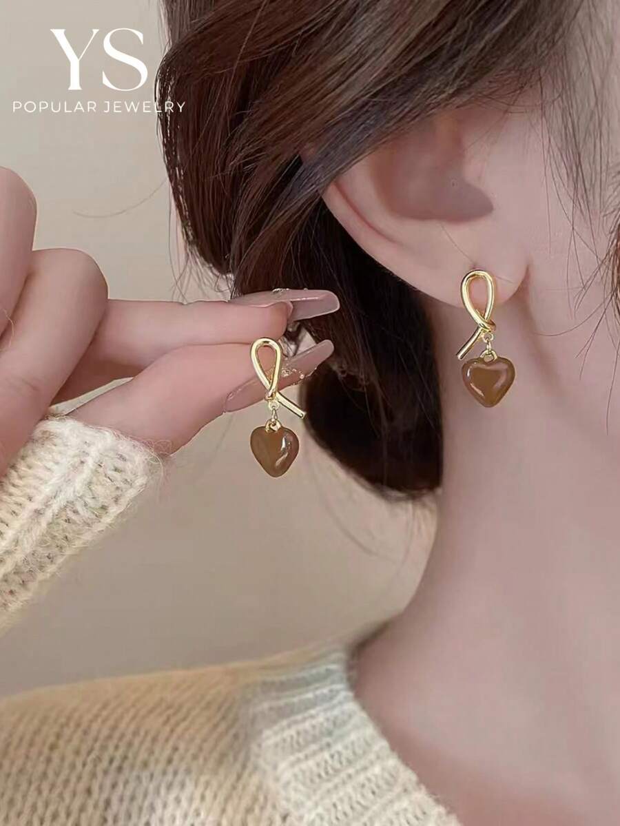 1對咖啡色調不對稱愛心耳環，優雅甜美風格女款飾品，適合日常配戴