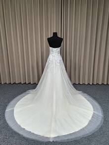 YOUKEFEIER 優雅無肩帶蕾絲刺繡長款婚紗，適合婚禮宴會，附大教堂式新娘長面紗 - 米色 - 查看 8
