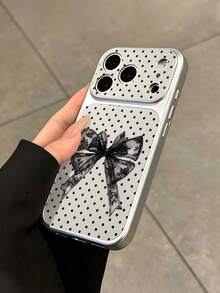 Casing Ponsel Klasik Model Baru One-Piece Molded, Perlindungan Penuh, Motif Polkadot Hitam dan Pita Renda Hitam, Jendela Besar, Cat Metalik, Kulit Sintetis PU Premium dengan Tekstur, Cangkang Pelindung Anti Guncangan, Cocok untuk Ponsel 17/17Pro/17ProMax/16/16ProMax/16Plus/15/15Plus/15Pro/15Pro/15Pro/15ProMax/14/14Pro/14ProMax/13/13Pro/13ProMax/12/12Pro/12ProMax/11/11ProMax, Cangkang Lembut Pelindung Anti Guncangan dan Anti Benturan - Putih - View 5