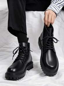 Estas botas militares con cordones para hombre presentan un diseño táctico urbano y una suela gruesa antideslizante, lo que las hace adecuadas tanto para el trabajo como para el uso diario. - Negro - Ver 3