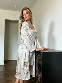 2件組女款優雅花卉印花薄款涼感睡衣套裝，繫帶前襟長款睡袍與細肩帶睡裙組合，隨機印花家居服 - 灰色 - 查看 4