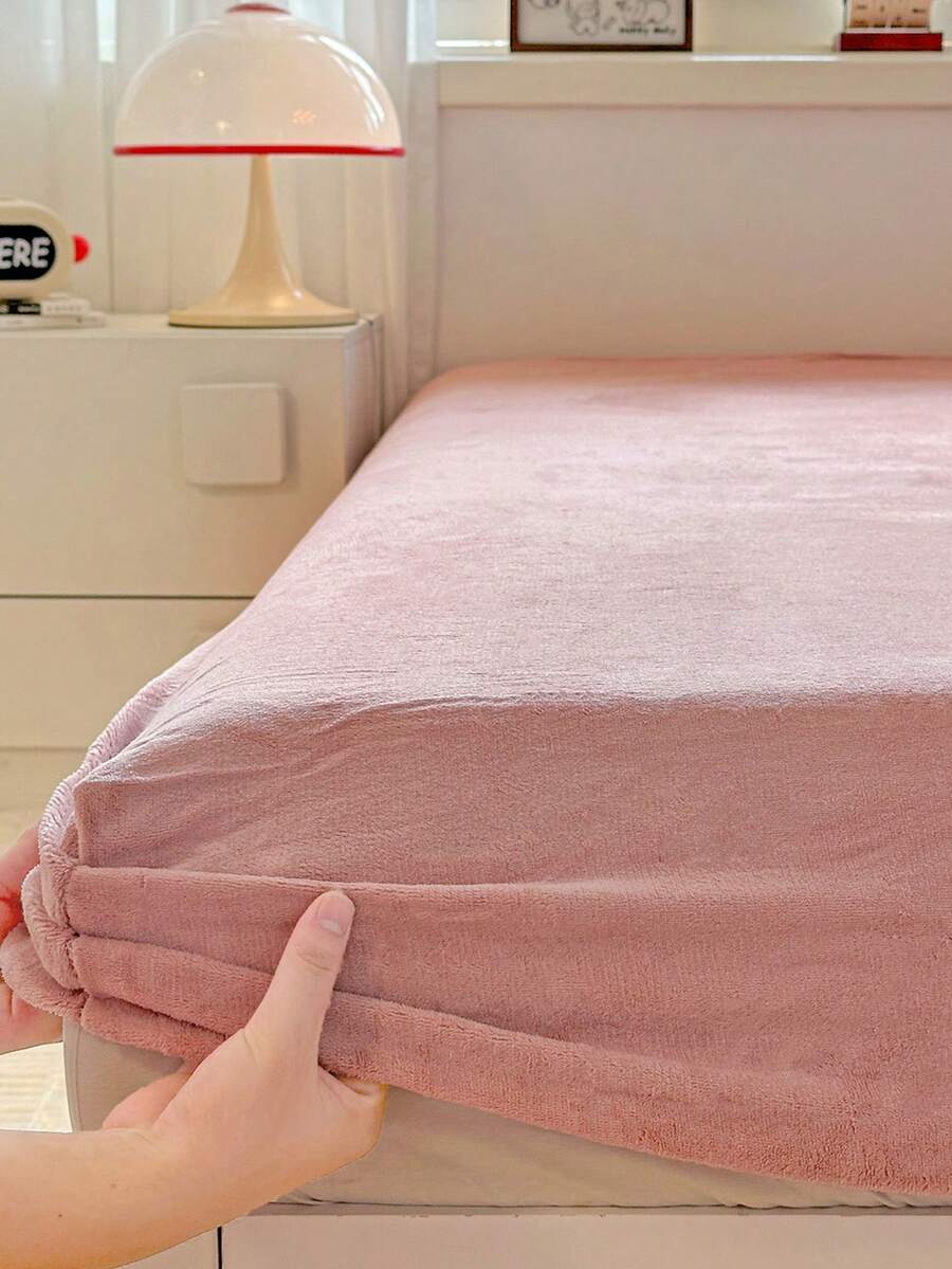 Pink Milk Velvet Solid Color 3 Pieces Bedding Set, Warm Thickened Soft Comfortable Bedding, Includes 1 Fitted Sheet And 2 Pillowcases, No Filling, Suitable For Dorm, Bedroom, Home Use, Multiple Sizes Available, Suitable For Autumn And Winter - Pink - View 1