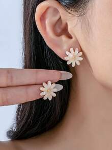 1 Pair Women's Flower Earrings, Fashion White Minimalist Studs - Yellow Gold - View 3