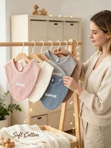 Celemek Bandana dengan Nama Kustom, Kain Kasa Lembut dan Menyerap dengan Cetakan Nama Kustom untuk Menangkap Makanan, Huruf, Lucu, Dipersonalisasi, Chic Musim Gugur, Hadiah yang Dipersonalisasi, Cocok untuk Semua Musim, Hadiah untuk Bayi Baru Lahir - MultiWarna - View 5