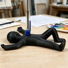 1 buah Tempat Pena Bentuk Figur Manusia Kreatif Warna Hitam, Hiasan Meja, Rak Penyimpanan Alat Tulis Unik Berbentuk Manusia, Cocok untuk Berbagai Pena, Pena Gel, Pensil, dan Spidol. Berbeda dari Tempat Pena Fungsi Tunggal Biasa - Ornamen figur tongkat yang kreatif - View 1