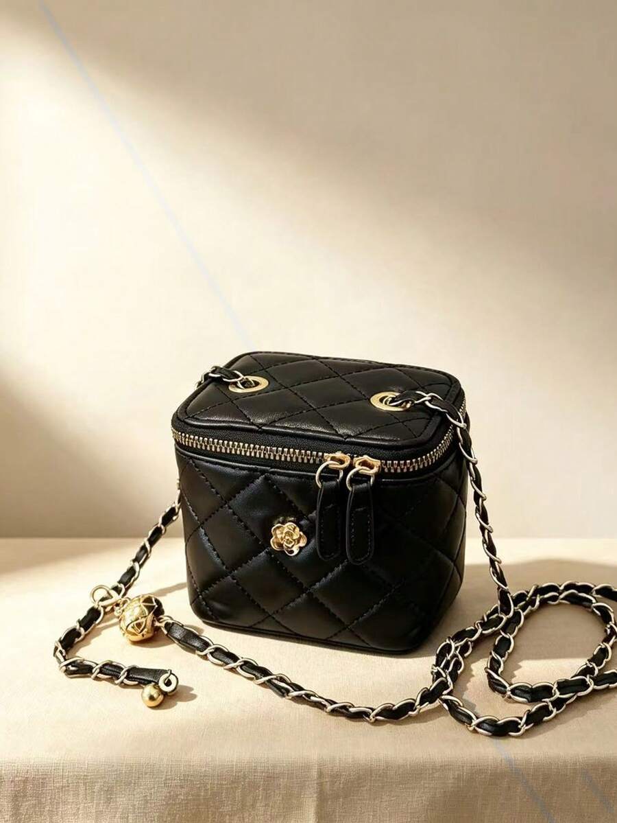 Tas Selempang Mini Wanita Motif Quilted, Tas Bahu Rantai dengan Dekorasi Bunga, Dompet Persegi Kecil untuk Pesta Sehari-hari - Hitam - View 1