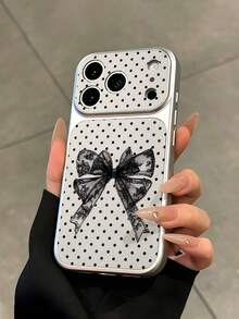 Casing Ponsel Klasik Model Baru One-Piece Molded, Perlindungan Penuh, Motif Polkadot Hitam dan Pita Renda Hitam, Jendela Besar, Cat Metalik, Kulit Sintetis PU Premium dengan Tekstur, Cangkang Pelindung Anti Guncangan, Cocok untuk Ponsel 17/17Pro/17ProMax/16/16ProMax/16Plus/15/15Plus/15Pro/15Pro/15Pro/15ProMax/14/14Pro/14ProMax/13/13Pro/13ProMax/12/12Pro/12ProMax/11/11ProMax, Cangkang Lembut Pelindung Anti Guncangan dan Anti Benturan - Putih - View 3