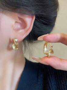 QTHOPE Metal Twist Hoop Earrings For Women Asymmetrical Geometry Round Dangle Earrings Party Minimalist Jewelry Golden Silver Color - Gold - View 4