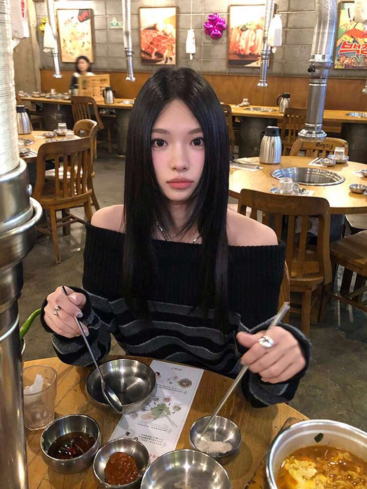 YCYC 黑灰色條紋露肩針織毛衣，女款秋冬慵懶時尚長袖針織上衣 - 黑色 - 查看 1