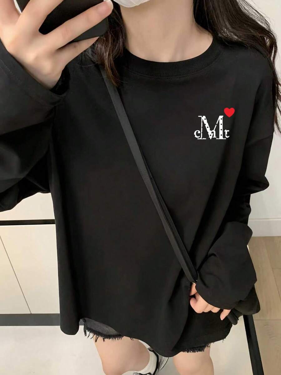 極簡風小 Logo 愛心字母印花修身黑色長袖短版 T-shirt 女款,百搭秋季穿搭 - 黑色 - 查看 1