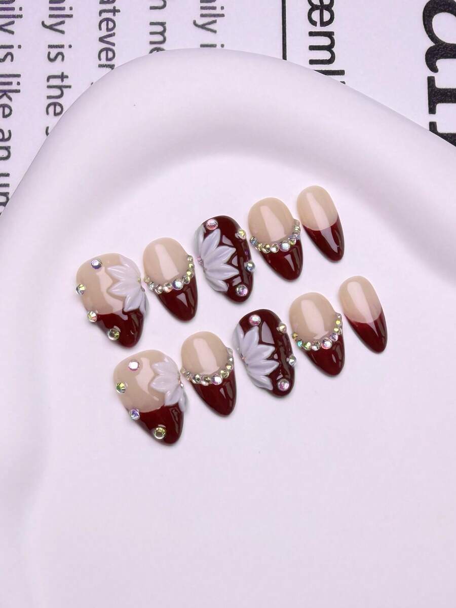 Kuku Palsu Tempel Buatan Tangan Gaya Prancis Retro Musim Gugur Warna Merah Anggur, Kuku Almond Pendek, Seni Kuku Bunga Putih Emboss 3D, Hiasan Rhinestone Mengkilap, Mewah Cerah, Dapat Dilepas dan Digunakan Kembali - Burgundy - View 1