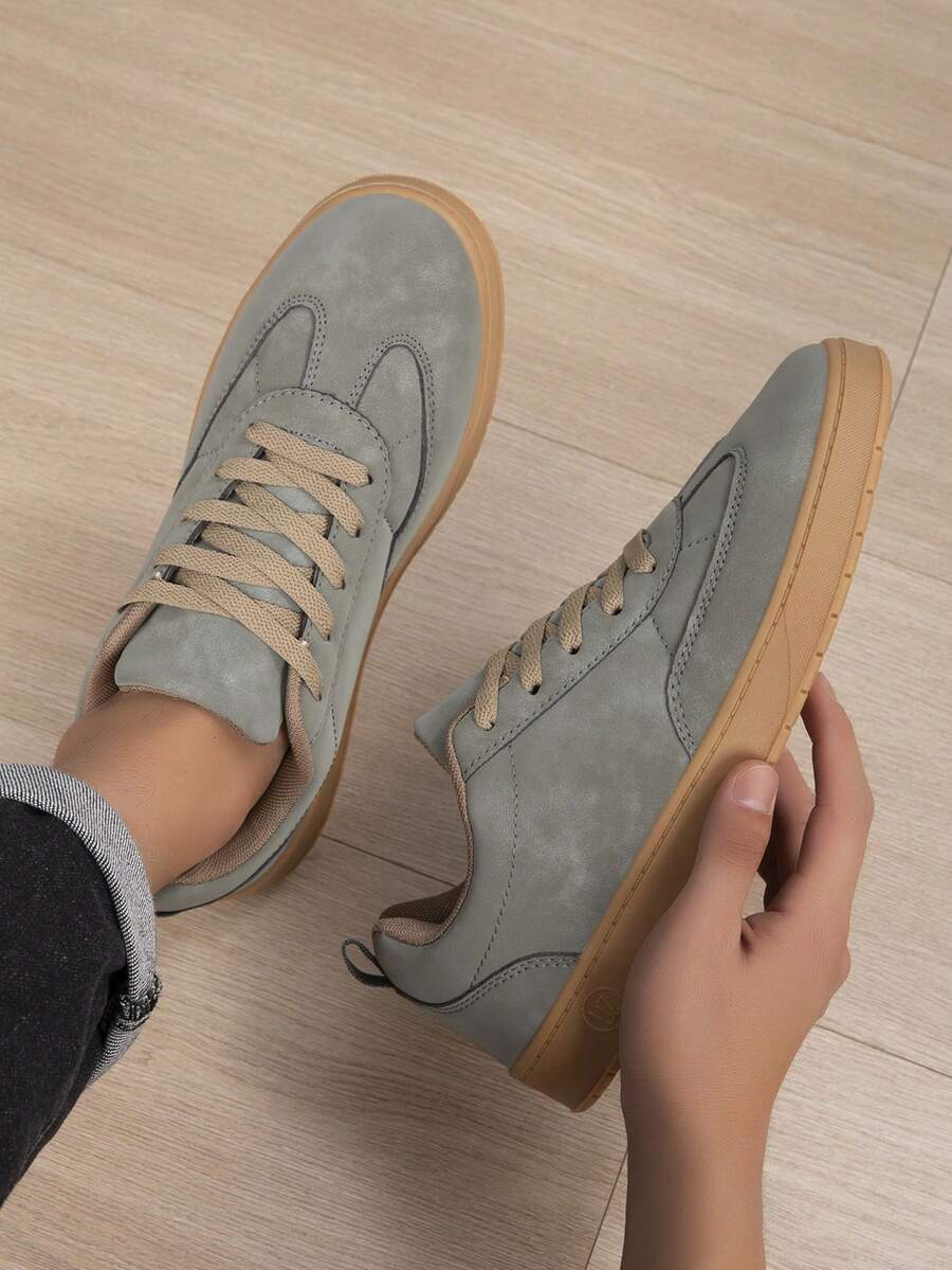 Herrskor i retro sportskate-stil, moderiktiga slitstarka lätta sneakers i enfärgat utförande - Mörk armégrön - Visa 1