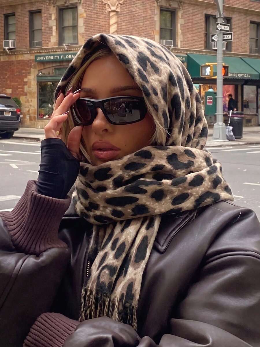 1件豹紋秋冬時尚保暖女款深棕色羊毛加厚圍巾，保暖壓克力圍巾，柔軟如羊絨，波希米亞休閒防風情侶披肩，舒適毯巾圍巾，適合日常穿著