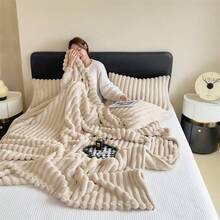 1件純色條紋柔軟舒適毛絨毯，萬聖節禮物毯，多用途披毯，適用於床、沙發、旅行、辦公室、臥室裝飾，四季通用，豪華雙面毯－舒適條紋法蘭絨，柔軟保暖，適合午睡、辦公室、露營、沙發－多功能聚酯纖維床單，完美聖誕禮物 - 淺卡其色 - 查看 7
