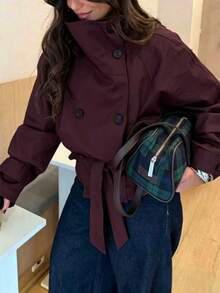 女款秋季酒紅色雙排扣立領繫腰風衣，落肩長袖梭織短夾克，冬季穿搭必備上衣 - 酒紅色 - 查看 1