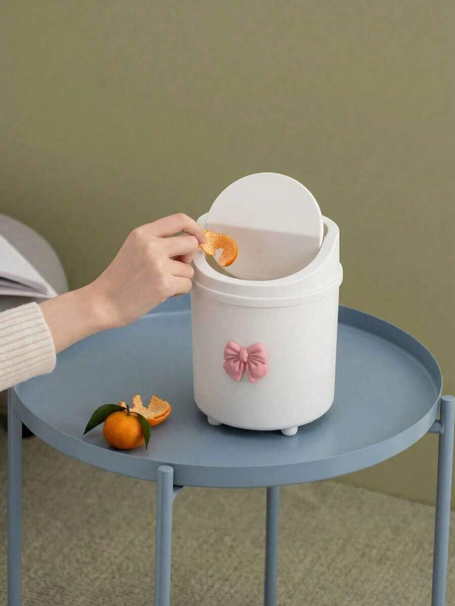 1 cái thùng rác mini nắp lật, thùng rác để bàn nhỏ màu trắng trang trí nơ hồng, phù hợp đựng vỏ trái cây, mẩu giấy và rác vụn trên bàn, dùng cho bàn làm việc văn phòng, bàn tại nhà, phòng khách, phòng tắm, phòng học