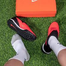 Sepatu Sepak Bola Nike Phantom 6 Academy dengan Cengkeraman Nyaman dan Anti Selip, Unisex, Merah dan Hitam - Merah dan hitam - View 2