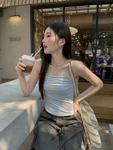 性感女款加厚內墊細肩帶背心，直領百褶設計短版上衣 - 淺藍色 - 查看 5