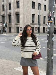 Sweater Pendek Bergaris, Pullover Rajut Bergaris dengan Bahu Longgar, Pakaian Musim Gugur Wanita - Hitam dan Putih - View 5