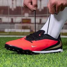 Sepatu Sepak Bola Nike Phantom 6 Academy dengan Cengkeraman Nyaman dan Anti Selip, Unisex, Merah dan Hitam - Merah dan hitam - View 3