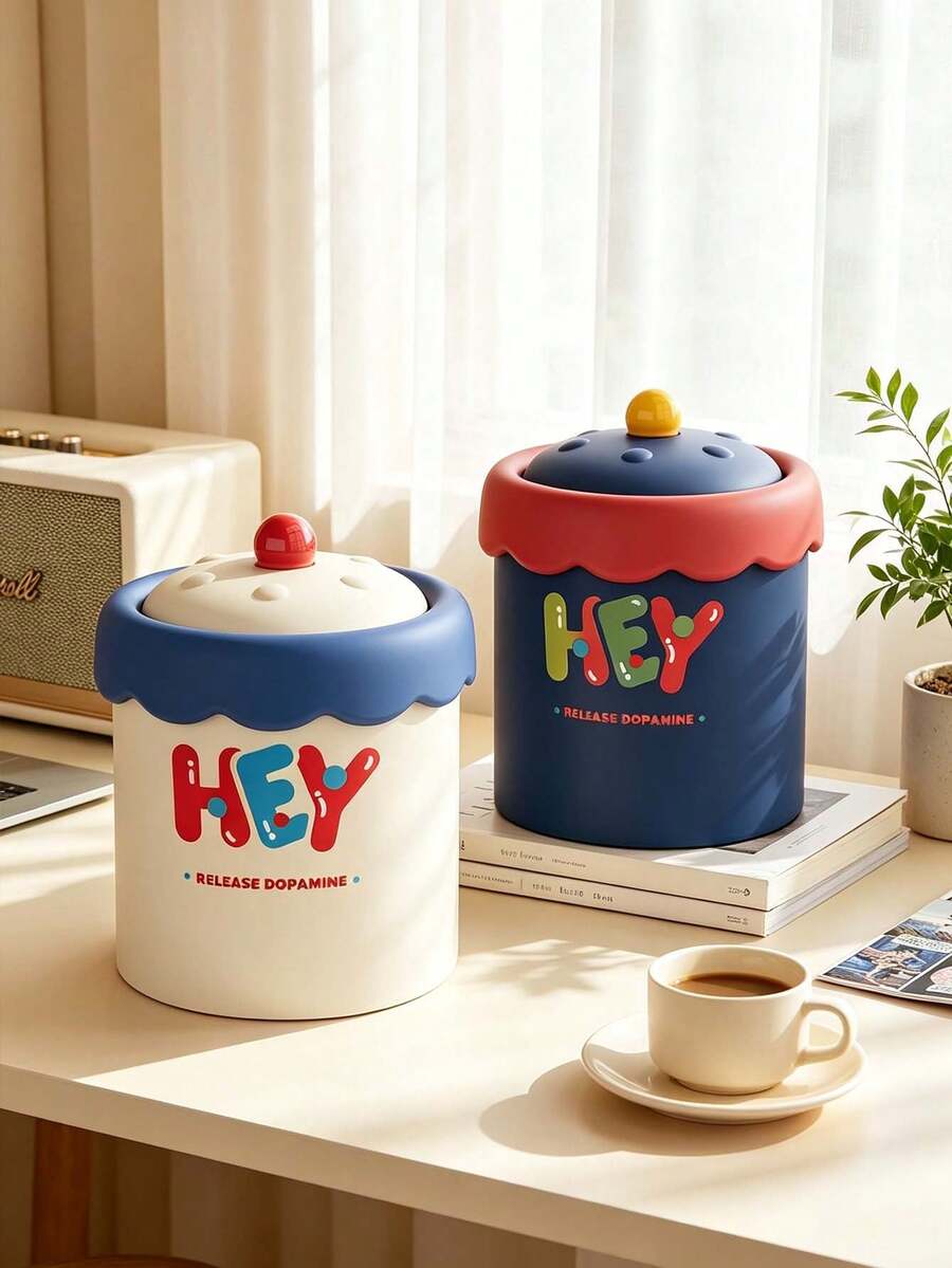 1pcsVibrant Plastic Cylindrical Storage Canister, Wavy Edge Lid With Round Knob & HEY Letter Print, Sealed For Sundries, Multi‑Purpose Desktop Container, Works As Small Tabletop Trash Can, For Bedroom, Living Room, Office, All‑Season Home Use