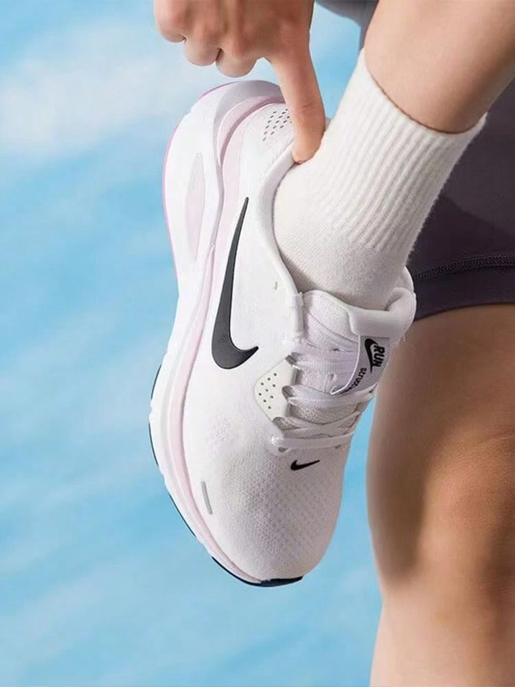 Sepatu Lari Kasual Nike Zoom Structure 26 yang Nyaman, Serbaguna, dan Mendukung, Model Low-Top, Wanita, Putih/Merah Muda - Berwarna merah muda - View 1