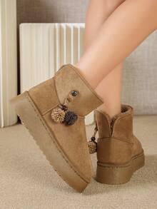 Sepatu bot pendek wanita model ankle boots platform suede imitasi warna cokelat kastanye, kancing jepret logam samping dengan hiasan rumbai pom-pom benang dua warna. - Unta - View 4