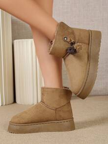 Sepatu bot pendek wanita model ankle boots platform suede imitasi warna cokelat kastanye, kancing jepret logam samping dengan hiasan rumbai pom-pom benang dua warna. - Unta - View 3