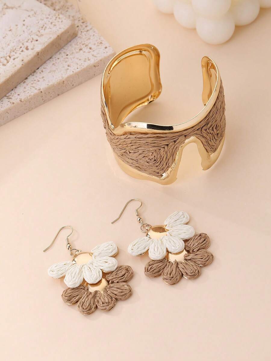 2pcs Women's Maillard Color-Block Floral Jewelry Set, Beach Vacation Travel Atmosphere Accessories, 1 Pair Color-Block Bohemian Straw Flower Earrings, 1 Woven Metal Open Bangle Bracelet, Suitable For Beach Vacation, Travel Photography, Summer Outing, Daily Wear, Date Party, Holiday Gift, Vacation Party