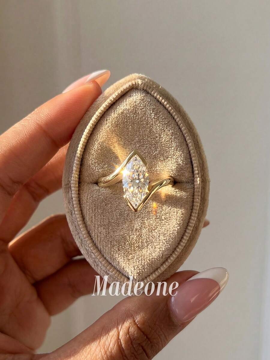 MADEONE 1枚时尚V形单钻戒指，黄金材质，梨形切割钻石点缀，几何封闭式镶嵌，现代风格，百搭各种服饰