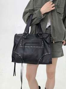Tas Bahu dengan Dekorasi Paku Keling Logam pada Permukaan Tas, Pegangan Anyaman dengan Tali Rumbai untuk Gaya Keren, Dilengkapi Pegangan dan Tali Bahu Panjang yang Dapat Dilepas, Bisa Diganti Antara Mode Jinjing, Bahu, dan Selempang, Saku Depan Beritsleting untuk Penyimpanan Barang Kecil yang Praktis, Interior Luas, Cocok untuk Jalan-jalan di Kota, Belanja Harian, Membentuk Penampilan Personal - Hitam - View 2