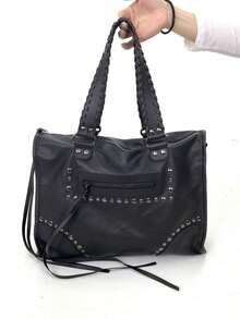 Tas Bahu dengan Dekorasi Paku Keling Logam pada Permukaan Tas, Pegangan Anyaman dengan Tali Rumbai untuk Gaya Keren, Dilengkapi Pegangan dan Tali Bahu Panjang yang Dapat Dilepas, Bisa Diganti Antara Mode Jinjing, Bahu, dan Selempang, Saku Depan Beritsleting untuk Penyimpanan Barang Kecil yang Praktis, Interior Luas, Cocok untuk Jalan-jalan di Kota, Belanja Harian, Membentuk Penampilan Personal - Hitam - View 3