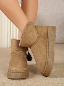 Sepatu bot pendek wanita model ankle boots platform suede imitasi warna cokelat kastanye, kancing jepret logam samping dengan hiasan rumbai pom-pom benang dua warna. - Unta - View 2