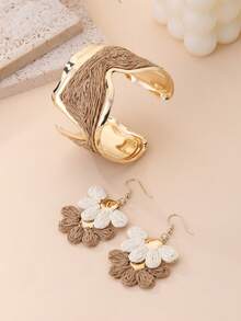 2pcs Women's Maillard Color-Block Floral Jewelry Set, Beach Vacation Travel Atmosphere Accessories, 1 Pair Color-Block Bohemian Straw Flower Earrings, 1 Woven Metal Open Bangle Bracelet, Suitable For Beach Vacation, Travel Photography, Summer Outing, Daily Wear, Date Party, Holiday Gift, Vacation Party - Multicolor - View 3