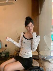 女款可愛浪漫秋季蝴蝶結印花白色長袖打底上衣，圓領對比飾邊抓皺修身T恤，適合約會、早午餐、外出 - 白色 - 查看 3