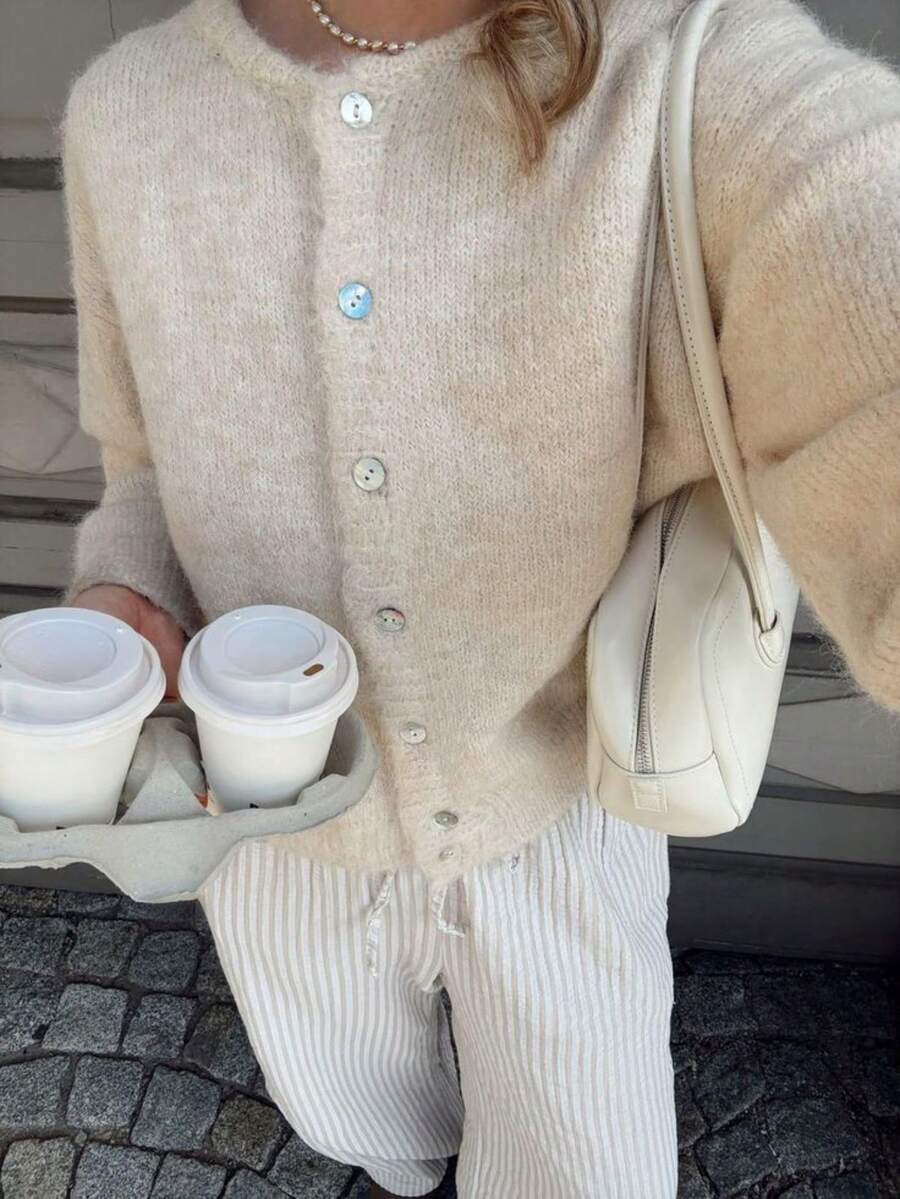EAVA 女款韓式鬆弛感淺灰色混色毛茸茸針織開襟衫,單排扣保暖鈕扣,極簡經典款,寬鬆燈籠長袖修飾身形顯瘦,蓬鬆毛絨面料柔軟保暖,可搭配牛仔褲打造隨性韓風穿搭,春秋日常通勤外套毛衣夾克 - 杏色 - 查看 1