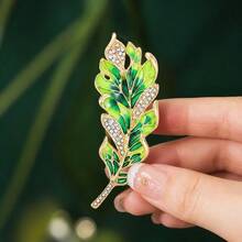 Vintage Green Enamel Leaf Brooch, Clear Rhinestone Inlaid Plant Lapel Pin, Alloy Decorative Badge For Coat Scarf Fashion Jewelry Gift - Green - View 5