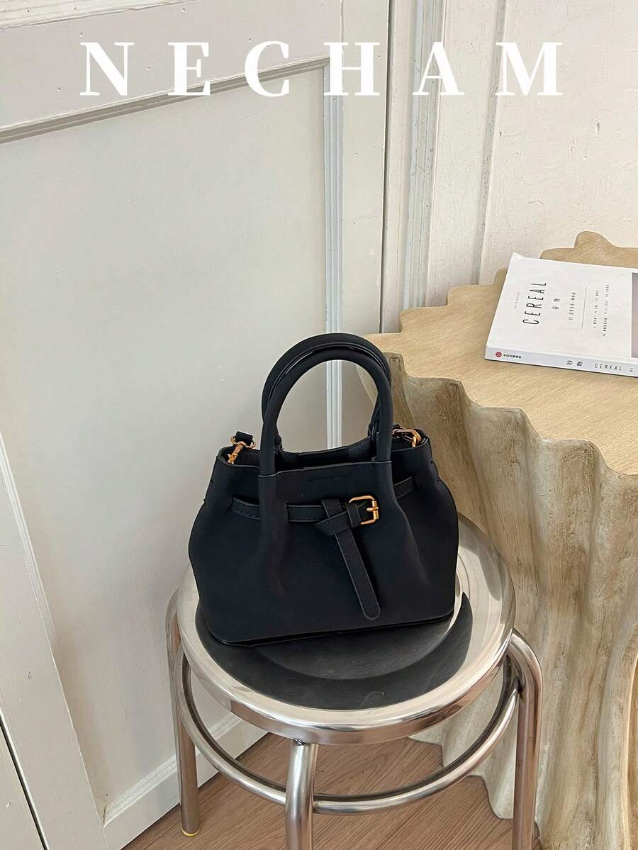 1件小眾設計吊飾掛飾女款斜挎包,對比色扣環,布料與PU材質,適合上班、購物、約會、旅行 - 黑色 - 查看 1