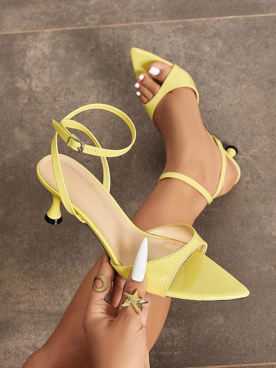 女款小貓跟涼鞋，陽光活力多巴胺風，亮面尖頭單條帶低跟鞋，優雅後交叉細帶扣飾涼鞋，適合節慶、派對、舞會、伸展台、度假休閒出遊、街頭穿搭，高品質柔軟舒適奶油黃女鞋