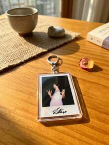 1pc/6pcs KATSEYE Members Autograph Photo Aesthetic Acrylic Keychains, All Members Vintage Signed Photo Series Rectangular Pattern Pendant, Backpack And Car Key Accessory, K-Pop And Western Pop Music Fan Gift - Multicolor - View 7