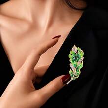 Vintage Green Enamel Leaf Brooch, Clear Rhinestone Inlaid Plant Lapel Pin, Alloy Decorative Badge For Coat Scarf Fashion Jewelry Gift - Green - View 2