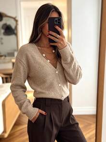 Sweater Rajut Lengan Panjang Kancing Wanita Warna Beige Almond yang Nyaman, Serbaguna, Cocok untuk Semua Acara, Musim Gugur/Dingin - Krem - View 3