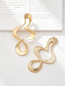 1 Pair European And American Geometric Hollow Asymmetrical Stud Earrings - Yellow Gold - View 4