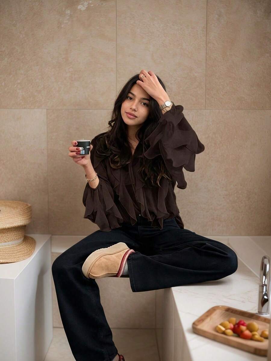 女款純色V領上衣,時尚荷葉邊下擺長袖前開扣襯衫,適合秋季與校園穿搭 - 鏽棕色 - 查看 1