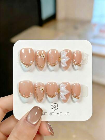 10 Peças Unhas Postiças Feitas à Mão, Formato Amêndoa Curto, Estilo Outono/Inverno Natalino, Estética Soft Girl, Base Transparente Rosa Nude com Pontas Francesas Brancas Suaves, Decoradas com Linhas Metálicas Douradas, Pérolas, Flores Brancas 3D, Acessórios de Lótus 3D, Atmosfera Elegante e Requintada, Adequado para Encontros de Outono, Casamentos, Looks de Estilo Suave, Passeios de Natal, Inclui Conjunto Completo de Ferramentas de Manicure, Presente Exclusivo para Mulheres