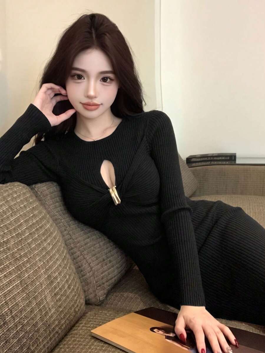 Gaun Bodycon Rajut Bertekstur Seksi Baru Musim Semi/Panas 2026, Gaun Midi Lengan Panjang Pas Badan dengan Detail Twist Cutout dan Gesper Logam - Hitam - View 1