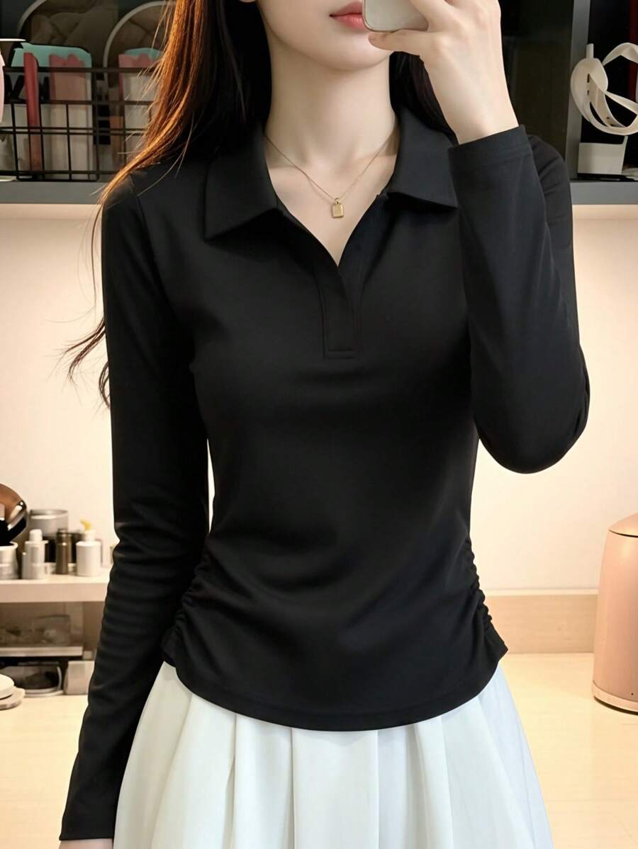 女款高級純色 Polo 小 V 領長袖底層上衣,側腰抽褶設計,短版長度,極簡通勤風 - 黑色 - 查看 1